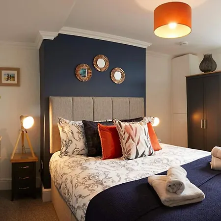 Bay View - Amazing Location With Sea Views! *