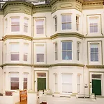 Bay View - Amazing Location Dog Friendly Aparthotel